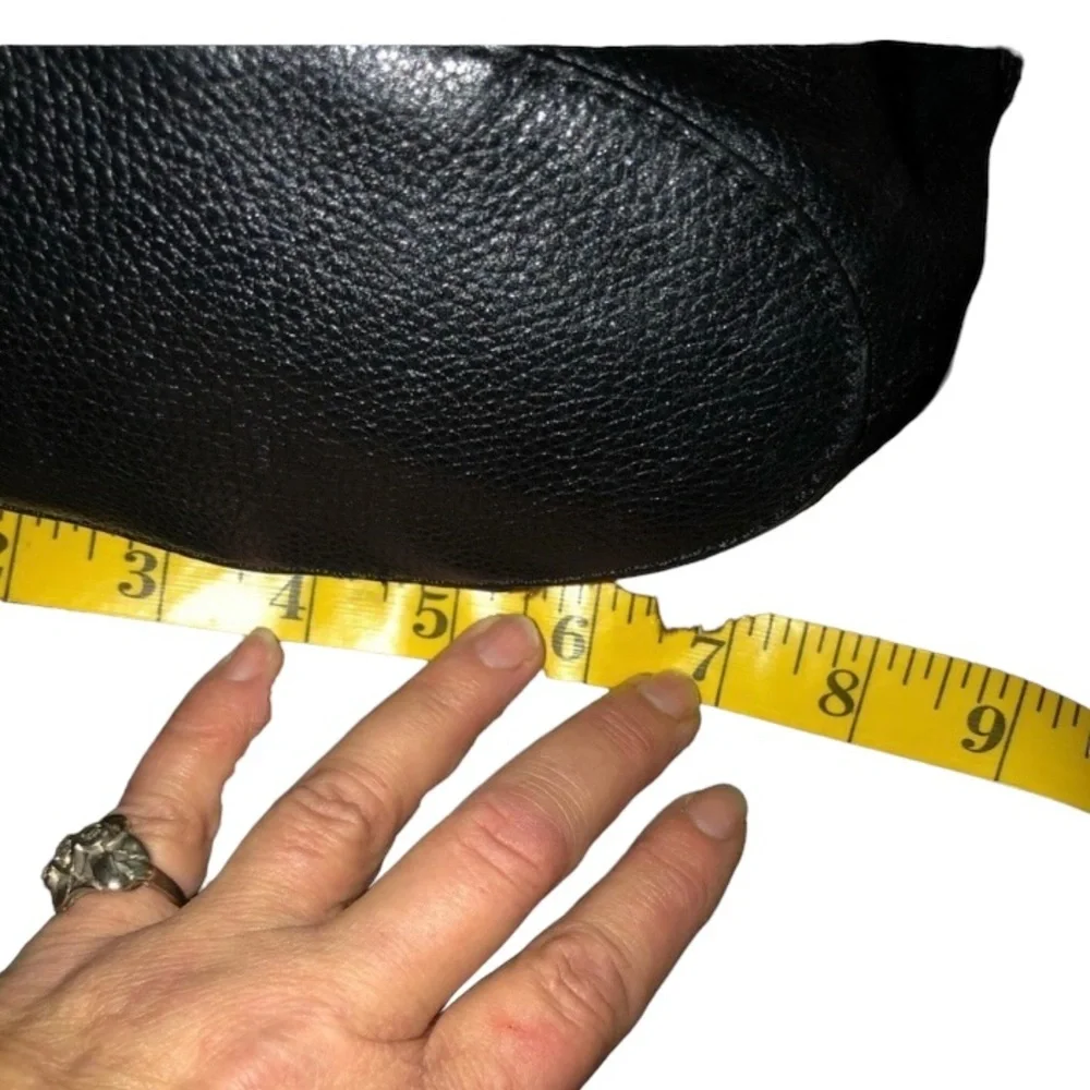 Kate Spade black classic crossbody used a few times outside is perfect